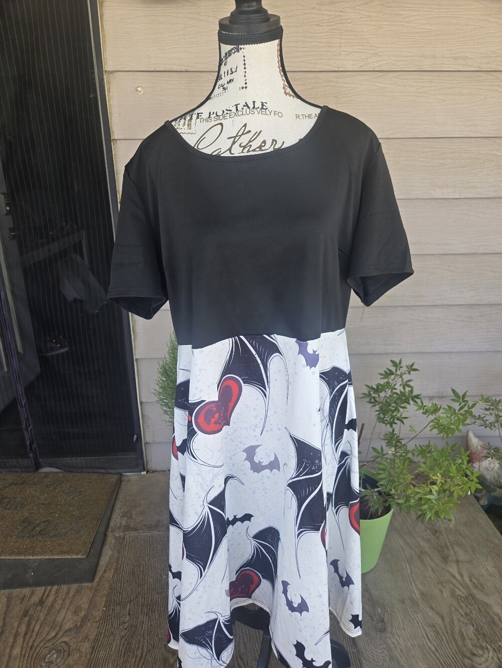 Black and White Bat & Heart Print Skirt. NWT! Size 2xl